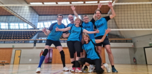 Die siegreichen Volleyballer vom vorletzten Saisonspieltag am 16. März 2025: Sascha, Alex, Beata, Rainer, Susanne und Sebastian.