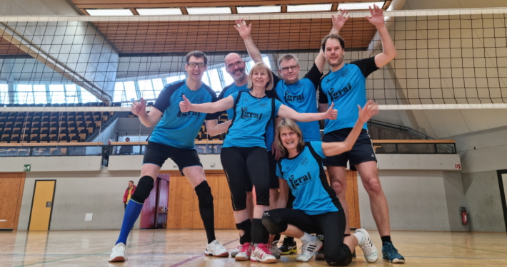 Die siegreichen Volleyballer vom vorletzten Saisonspieltag am 16. März 2025: Sascha, Alex, Beata, Rainer, Susanne und Sebastian.